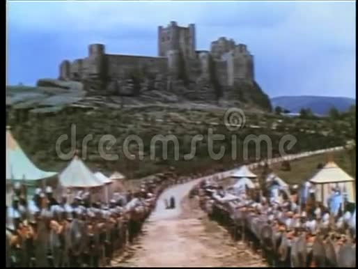 中世纪的士兵在通往城堡的道路上排队视频的预览图