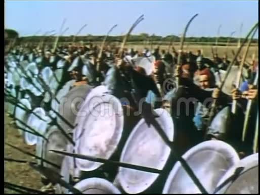 在战场上前进的中世纪士兵视频的预览图