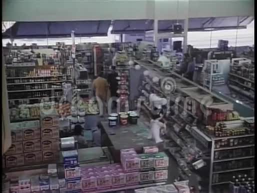 警卫穿过商店的高角度视角视频的预览图