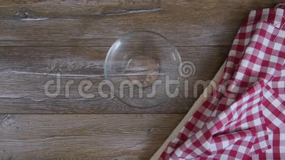 女人的手把洋葱片放在玻璃碗里视频的预览图