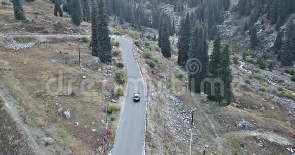 汽车在高地的高速公路上行驶无人机从顶部和侧面拍摄视频的预览图