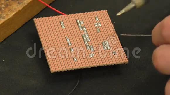 焊接电子元件视频的预览图