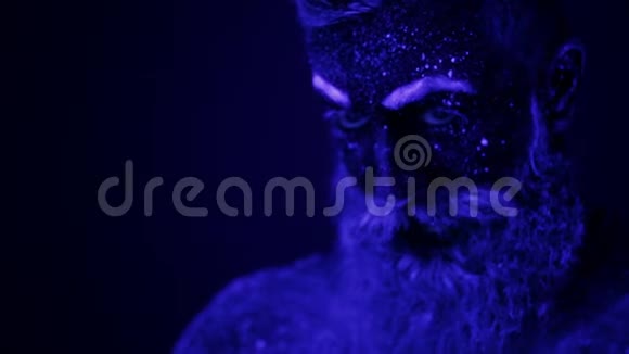 一个人在紫外线下不真实的舞蹈强壮肌肉发达的男人是个脱衣舞娘视频的预览图