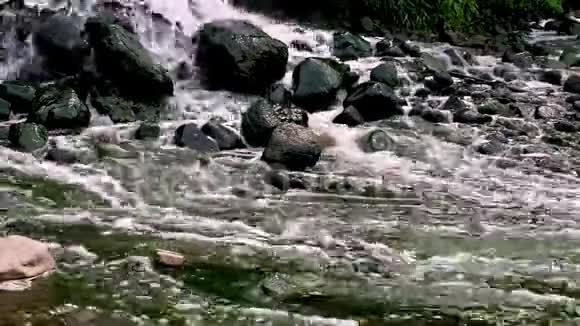 城镇污水排放污水混合区河流污染城市垃圾场山涧和瀑布视频的预览图