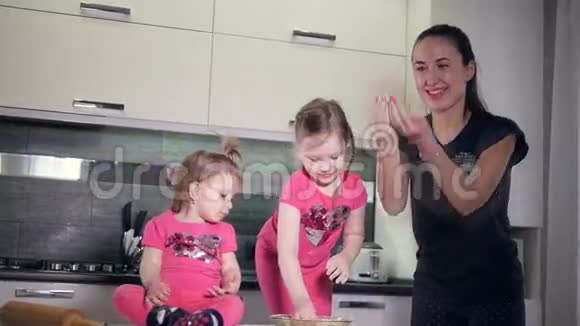 幸福的一家人在厨房玩耍高清视频的预览图