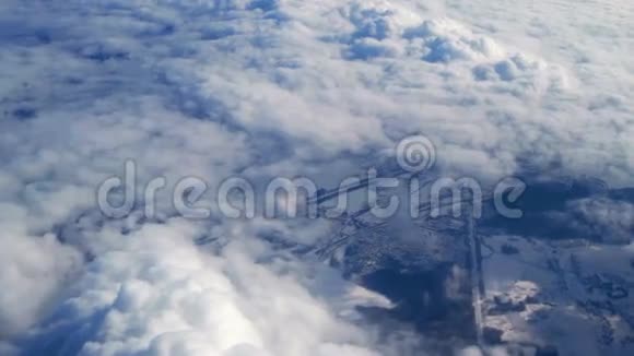 在云层之上从飞机窗口观看通过卷云和积云飞越地中海视频的预览图