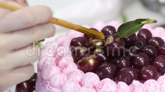为度假做蛋糕生日蛋糕厨师准备糕点蛋糕奶油视频的预览图