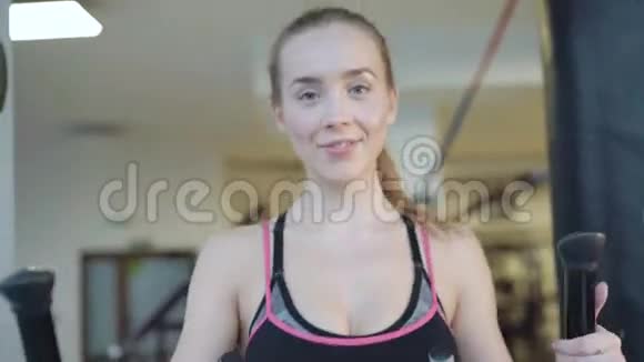 有魅力的女孩在健身房用模拟器锻炼视频的预览图