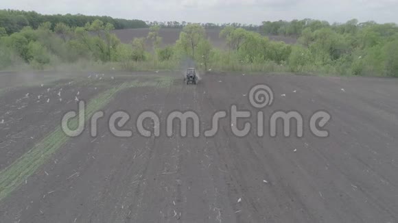 从飞机上可以看到拖拉机穿过田野和螺旋苗视频的预览图