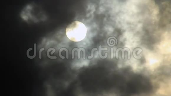 背光云后面的太阳盘视频的预览图