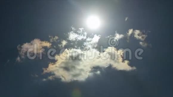 阳光明媚的天空上有淡淡的云视频的预览图