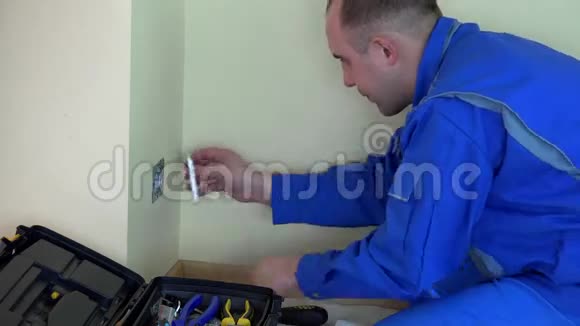 专业电工人员在插座上用螺丝刀工作视频的预览图
