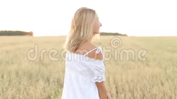 优雅乡村女性美丽服饰步行场视频的预览图