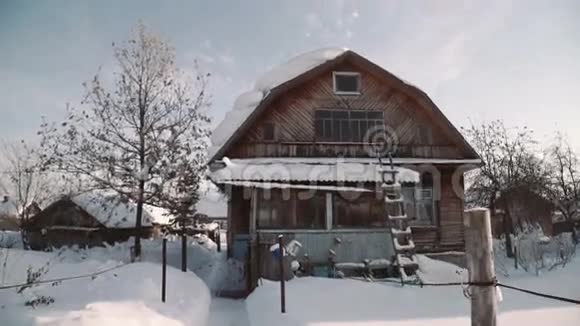 冬季村的木制传统房子视频的预览图