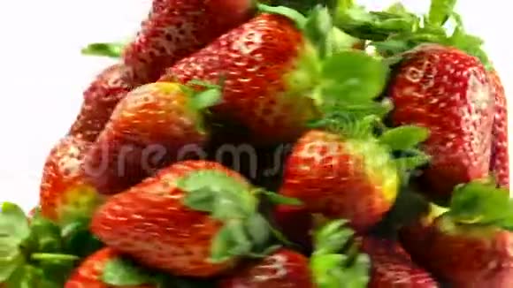 在白色背景下旋转草莓视频的预览图