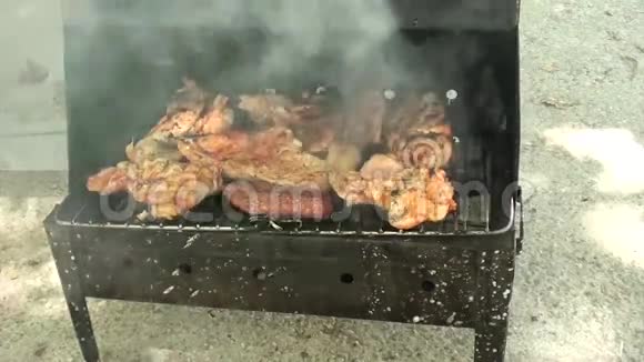 烤架上的鸡肉视频的预览图
