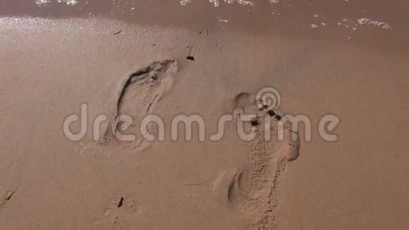 海浪去除沙滩上的脚印视频的预览图