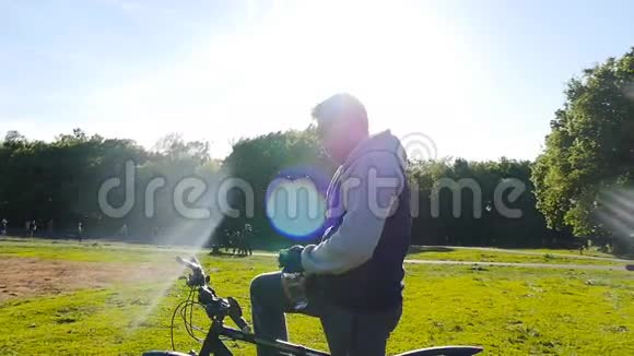 Cyclist正在瓶子里喝水视频的预览图