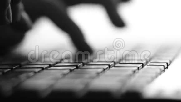 在网簿键盘上用手指打字在网上输入请求在社交中交流的剪影视频视频的预览图