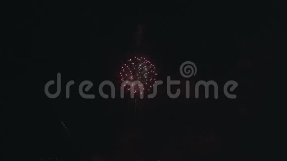 新年前夜五彩缤纷的烟花在夜空中闪耀烟花表演庆祝背景视频的预览图