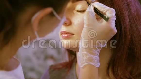 美容师用镊子矫正眉毛客户视频的预览图