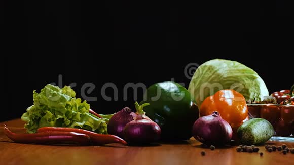 桌子上有蔬菜视频的预览图
