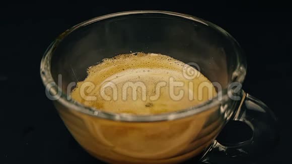 咖啡墨卡机带有意大利热咖啡的阿拉伯咖啡开始缓慢地使用泡沫使用咖啡摩卡咖啡机视频的预览图