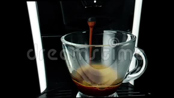 咖啡墨卡机带有意大利热咖啡的阿拉伯咖啡开始缓慢地使用泡沫使用咖啡摩卡咖啡机视频的预览图