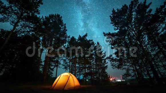 夜幕下银河在帐篷上方移动视频的预览图