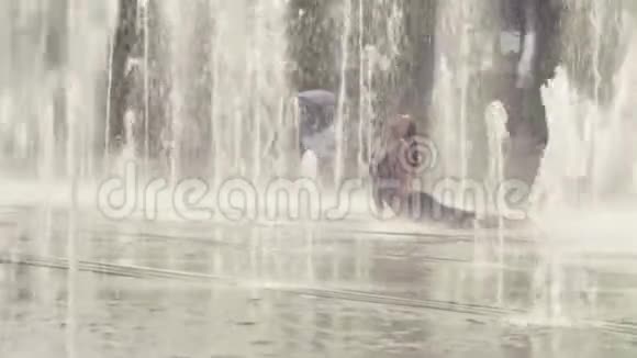 年轻女子在喷泉里做瑜伽练习视频的预览图