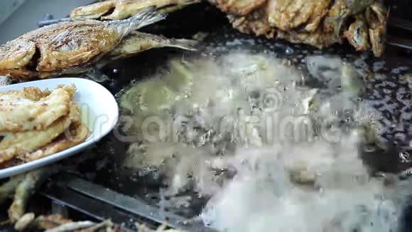 在土耳其伊斯坦布尔的摊位上用大锅煮新鲜鱼视频的预览图