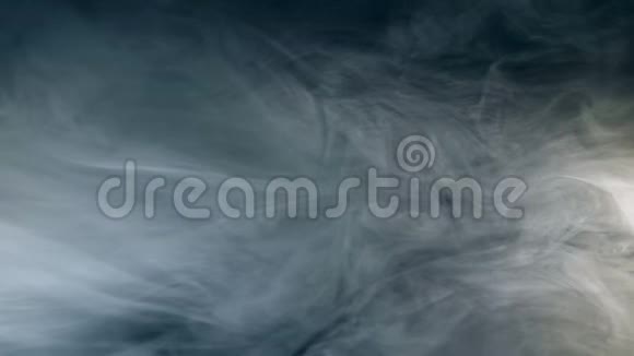 雾烟云隔在黑色背景上视频的预览图