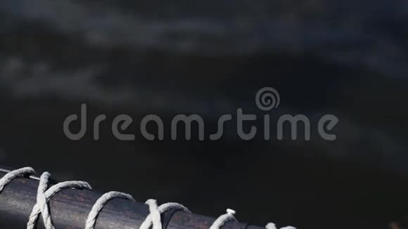 海岸黑色栅栏上的金属阀门喷水夏日阳光明媚海洋视频的预览图