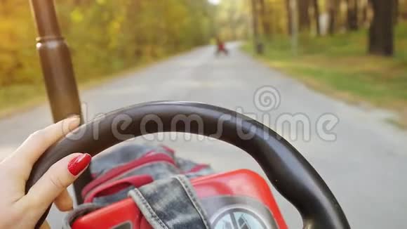 年轻女子驾驶ATV双手紧握方向盘动作缓慢1920x1080视频的预览图