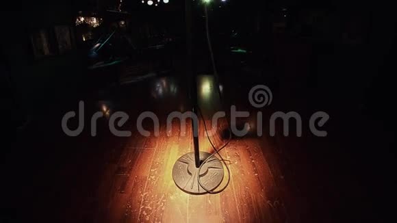 音乐会老式金属麦克风停留在舞台上的封闭酒吧在聚光灯下视频的预览图