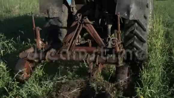 拖拉机驶过马铃薯田用拖拉机收割土豆视频的预览图