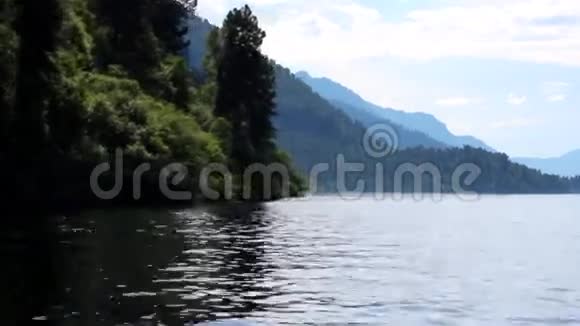 阿尔泰共和国特莱茨科耶湖乘船旅行视频的预览图