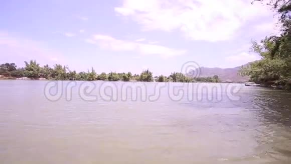 越南河宽阔平静有棕榈滩视频的预览图