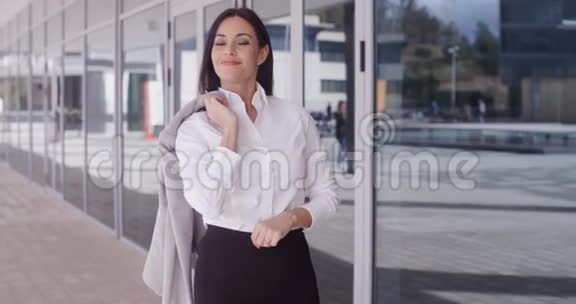 肩扛夹克的女商人视频的预览图