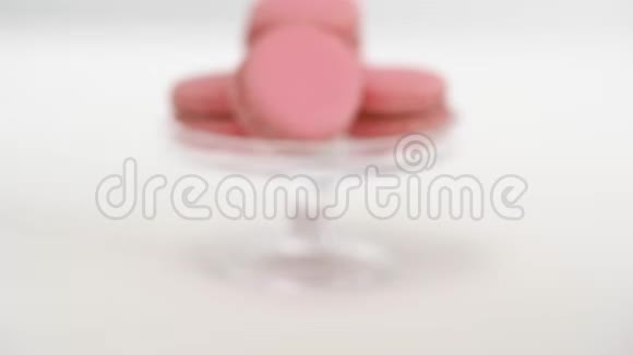 玻璃糖果架上的粉红玛卡龙视频的预览图