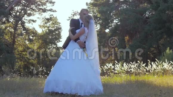 幸福的新郎拥抱亲吻新娘视频的预览图