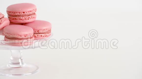 玻璃糖果架上的粉红玛卡龙视频的预览图