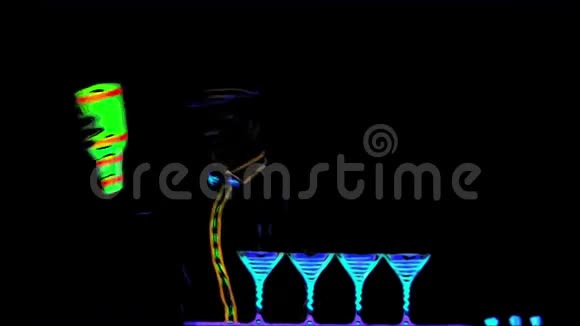 巴门表演安尼姆动画小瓶子杂耍黑色背景移动焦点是鸡尾酒杯快关门慢慢视频的预览图