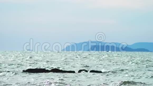 海潮退潮低潮后的落基海岸映衬着蓝天白云海景视频的预览图
