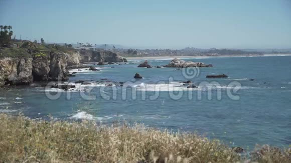 加利福尼亚州皮斯莫海滩崎岖的海岸视频的预览图