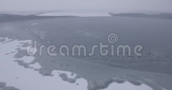 冰封的湖面空中摄影寒冷的冬天视频的预览图