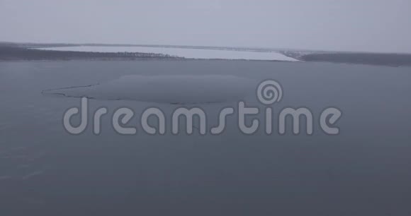 冰封的湖面寒冷的冬天视频的预览图