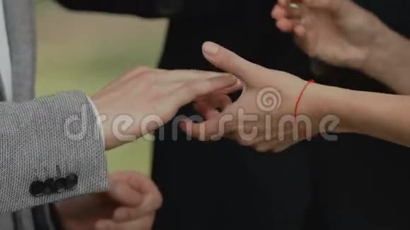 婚礼上新娘要戴上新郎手指上的戒指视频的预览图