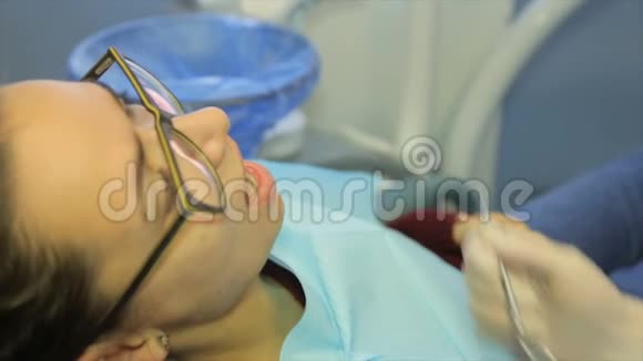 病人入院时去看牙医视频的预览图