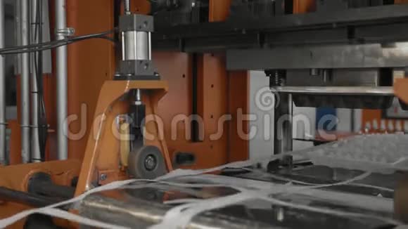 工厂工业设备自动化机械塑料容器制造视频的预览图